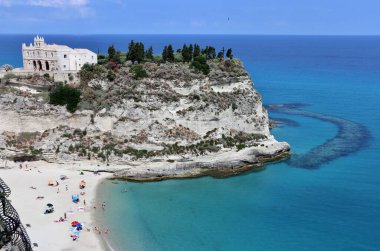 Tropea, Calabria, İtalya - 14 Haziran 2021: Belvedere del Corso 'dan Santa Maria dell' Isola Mabedi