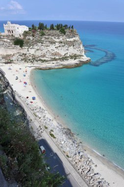 Tropea, Calabria, İtalya - 14 Haziran 2021: Belvedere del Corso 'dan Santa Maria dell' Isola Mabedi