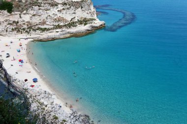 Tropea, Calabria, İtalya - 14 Haziran 2021 Belvedere del Corso 'dan Isola Bella plajı