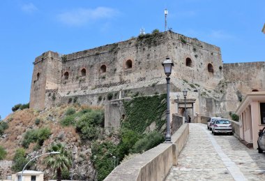 Scilla, Calabria, İtalya - 13 Haziran 2021: İ.Ö. 5. yüzyıla dayanan güçlendirme, Ruffo ailesi tarafından 1533 yılında bir baronluk konutuna dönüştürülmüş, 1808 yılında devlet malına çevrilmiş ve 20. yüzyılda yenilenmiştir.