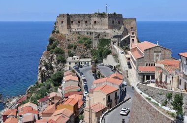 Scilla, Calabria, İtalya - 13 Haziran 2021: Piazza San Rocco Belvedere köyünün panoramik manzarası