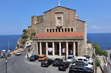 Scilla, Calabria, İtalya - 13 Haziran 2021: Kutsal Lekesiz Ana Kilisesi, erken Hıristiyan kökenli, 1970 'te şimdiki haliyle yeniden inşa edildi.