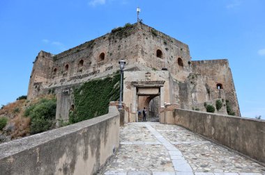 Scilla, Calabria, İtalya - 13 Haziran 2021: İ.Ö. 5. yüzyıla dayanan güçlendirme, Ruffo ailesi tarafından 1533 yılında bir baronluk konutuna dönüştürülmüş, 1808 yılında devlet malına çevrilmiş ve 20. yüzyılda yenilenmiştir.