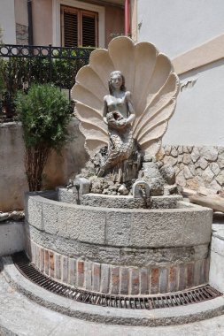 Scilla, Calabria, İtalya - 13 Haziran 2021: Siren Çeşmesi Via Grotte, Borgo di Chianalea