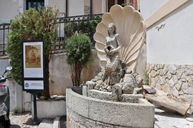 Scilla, Calabria, İtalya - 13 Haziran 2021: Siren Çeşmesi Via Grotte, Borgo di Chianalea