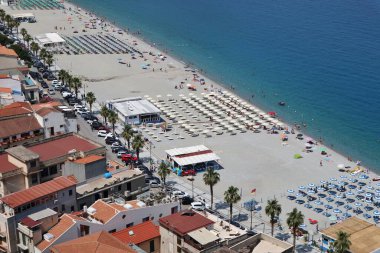 Scilla, Calabria, İtalya - 13 Haziran 2021: Cristoforo Colombo rıhtımında Marina Grande 'de sahil işletmeleri