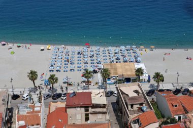Scilla, Calabria, İtalya - 13 Haziran 2021: Cristoforo Colombo rıhtımında Marina Grande 'de sahil işletmeleri