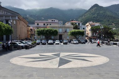 Scilla, Calabria, İtalya - 13 Haziran 2021: Piazza San Rocco perspektifinden Belediye Binası