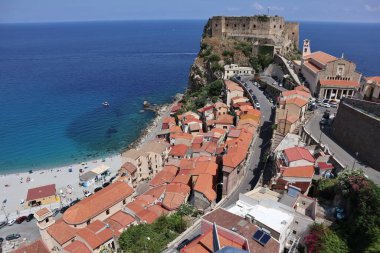 Scilla, Calabria, İtalya - 13 Haziran 2021: Piazza San Rocco Belvedere köyünün panoramik manzarası
