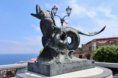 Scilla, Calabria, İtalya - 13 Haziran 2021: Reggio sanatçısı Francesco Triglia tarafından Piazza San Rocco 'daki Belvedere' nin terasında yaratılan mitolojik Scilla 'nın bronz heykeli