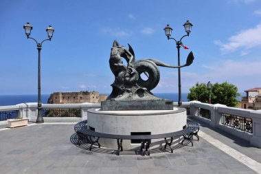 Scilla, Calabria, İtalya - 13 Haziran 2021: Reggio sanatçısı Francesco Triglia tarafından Piazza San Rocco 'daki Belvedere' nin terasında yaratılan mitolojik Scilla 'nın bronz heykeli