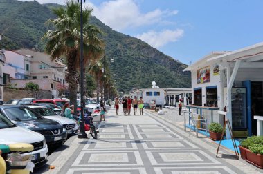 Scilla, Calabria, İtalya - 13 Haziran 2021: Marina Grande 'deki Lungomare Cristoforo Colombo