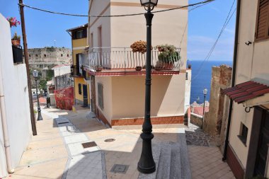 Scilla, Calabria, İtalya - 13 Haziran 2021: Tarihi merkezin ara sokaklarına göz atmak