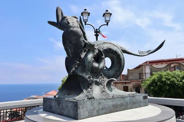Scilla, Calabria, İtalya - 13 Haziran 2021: Reggio sanatçısı Francesco Triglia tarafından Piazza San Rocco 'daki Belvedere' nin terasında yaratılan mitolojik Scilla 'nın bronz heykeli