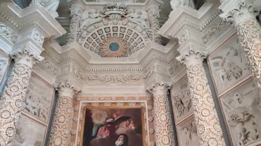 Lecce, Campania, İtalya 18 Eylül 2025: 16. yüzyıl Santa Croce Bazilikası, Lecce Barok 'un en büyük ifadelerinden biri..