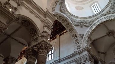 Lecce, Campania, İtalya 18 Eylül 2025: 16. yüzyıl Santa Croce Bazilikası, Lecce Barok 'un en büyük ifadelerinden biri..