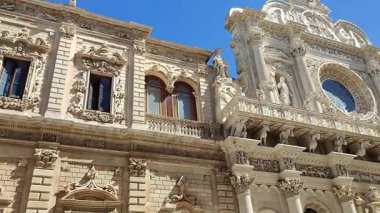 Lecce, Campania, İtalya 18 Eylül 2025: 16. yüzyıl Santa Croce Bazilikası, Lecce Barok 'un en büyük ifadelerinden biri olan eski Celestine Manastırı ile bitişik..