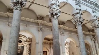 Lecce, Campania, İtalya 18 Eylül 2025: 16. yüzyıl Santa Croce Bazilikası, Lecce Barok 'un en büyük ifadelerinden biri..