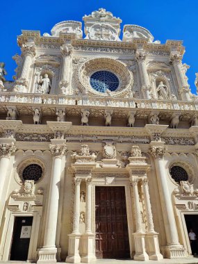 Lecce, Campania, İtalya 18 Eylül 2025: 16. yüzyıl Santa Croce Bazilikası, Lecce Barok 'un en büyük ifadelerinden biri olan eski Celestine Manastırı ile bitişik..