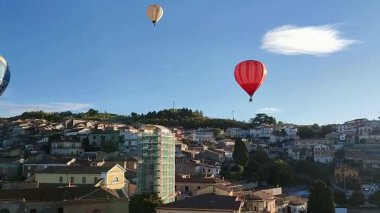 Fragneto Monforte, Benevento, Campania, İtalya, 10 Ekim 2025: Otuz yedinci uluslararası sıcak hava balonunda bedava uçuş