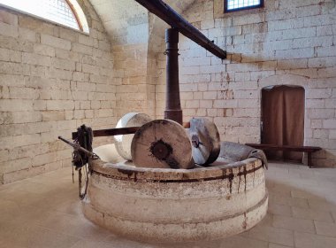 Casalabate, Campania, İtalya 18 Eylül 2025: Santa Maria di Cerrate Manastırı 'ndaki çiftçinin evinin bodrumunda lamba yağı üretildi.