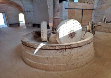 Casalabate, Campania, İtalya 18 Eylül 2025: Santa Maria di Cerrate Manastırı 'ndaki çiftçinin evinin bodrumunda lamba yağı üretildi.