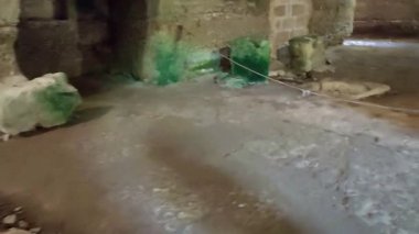 Casalabate, Campania, İtalya 18 Eylül 2025: Santa Maria di Cerrate Manastırı 'ndaki çiftçinin evinin bodrumunda lamba yağı üretildi.