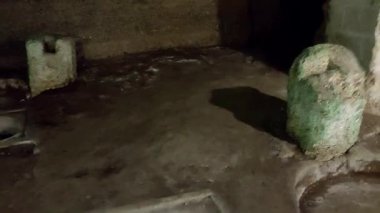 Casalabate, Campania, İtalya 18 Eylül 2025: Santa Maria di Cerrate Manastırı 'ndaki çiftçinin evinin bodrumunda lamba yağı üretildi.