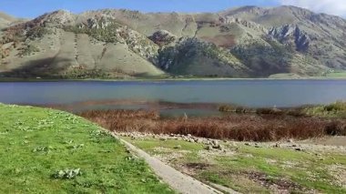 Matese Kalesi, Campania, İtalya 30 Ekim 2025: Matese Gölü, İtalya 'nın en yüksek karst gölü, Miletto Dağı' nın eteklerinde ve La Gallinola Dağı 'nda, Matese Ulusal Parkı' nın bir parçası.