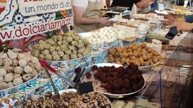 Napoli, Campania, İtalya 1 Kasım 2025: Chocoland, The Land of the Gourmet, Piazza Municipio 'daki Napoli' de düzenlenen büyük çikolata ve şeker fuarı