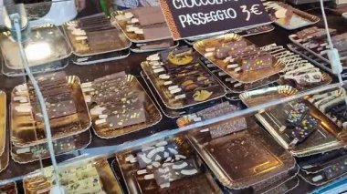 Napoli, Campania, İtalya 1 Kasım 2025: Chocoland, The Land of the Gourmet, Piazza Municipio 'daki Napoli' de düzenlenen büyük çikolata ve şeker fuarı