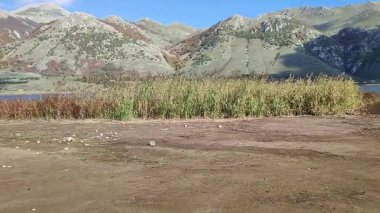 Matese Kalesi, Campania, İtalya 30 Ekim 2025: Matese Gölü, İtalya 'nın en yüksek karst gölü, Miletto Dağı' nın eteklerinde ve La Gallinola Dağı 'nda, Matese Ulusal Parkı' nın bir parçası.