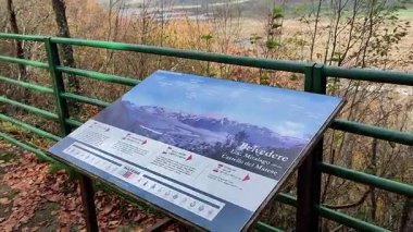 Matese Kalesi, Campania, İtalya 30 Ekim 2025: Matese Gölü, İtalya 'nın en yüksek karst gölü, Miletto Dağı' nın eteklerinde ve La Gallinola Dağı 'nda, Matese Ulusal Parkı' nın bir parçası.