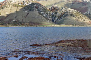 Matese Kalesi, Campania, İtalya 30 Ekim 2025: Matese Gölü, İtalya 'nın en yüksek karst gölü, Miletto Dağı' nın eteklerinde ve La Gallinola Dağı 'nda, Matese Ulusal Parkı' nın bir parçası.
