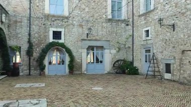 Apice, Campania, İtalya - 19 Ekim 2025: 1962 depreminden sonra terk edilen hayalet şehir Apice Vecchia 'ya hükmeden Lombard kalesinin kalıntıları üzerine Normanlar tarafından 11. yüzyılda inşa edilen Hector Kalesi.