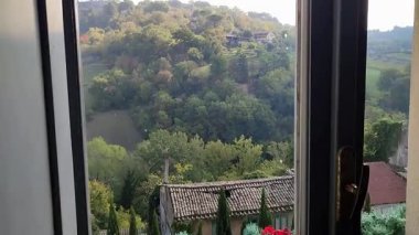 Apice, Campania, İtalya - 19 Ekim 2025: 1962 depreminden sonra terk edilen hayalet şehir Apice Vecchia 'ya hükmeden Lombard kalesinin kalıntıları üzerine Normanlar tarafından 11. yüzyılda inşa edilen Hector Kalesi.