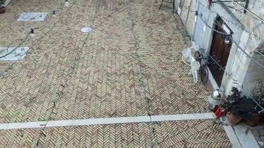 Apice, Campania, İtalya - 19 Ekim 2025: 1962 depreminden sonra terk edilen hayalet şehir Apice Vecchia 'ya hükmeden Lombard kalesinin kalıntıları üzerine Normanlar tarafından 11. yüzyılda inşa edilen Hector Kalesi.