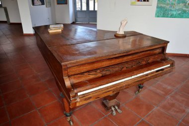 Apice, Campania, İtalya - 19 Ekim 2025: 1962 depreminden sonra terk edilen hayalet şehir Apice Vecchia 'ya hükmeden Lombard kalesinin kalıntıları üzerine Normanlar tarafından 11. yüzyılda inşa edilen Hector Kalesi.