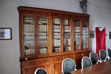 Apice, Campania, İtalya - 19 Ekim 2025: 1962 depreminden sonra terk edilen hayalet şehir Apice Vecchia 'ya hükmeden Lombard kalesinin kalıntıları üzerine Normanlar tarafından 11. yüzyılda inşa edilen Hector Kalesi.