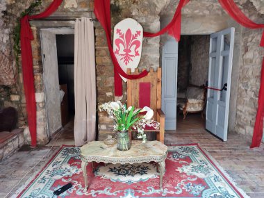 Apice, Campania, İtalya - 19 Ekim 2025: 1962 depreminden sonra terk edilen hayalet şehir Apice Vecchio 'ya hükmeden Lombard kalesinin kalıntıları üzerine Normanlar tarafından 11. yüzyılda inşa edilen Hector Kalesi.