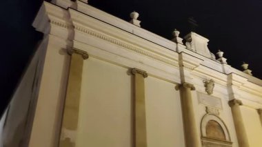 Salerno, Campania, İtalya 16 Kasım 2025: Noel ışıkları Luci d 'Artista' nın 20. 'si için tarihi merkez sokaklarını aydınlatıyor