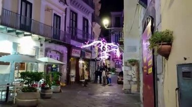 Salerno, Campania, İtalya 16 Kasım 2025: Noel ışıkları Luci d 'Artista' nın 20. 'si için tarihi merkez sokaklarını aydınlatıyor