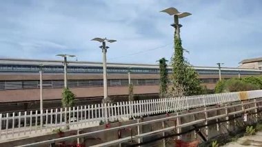 Bagnoli, Campania, İtalya, 12 Ekim 2025: FAI Güz Günleri boyunca eski İtalyan çelik fabrikasının terk edilmiş sanayi bölgesinde açık otobüs turu.