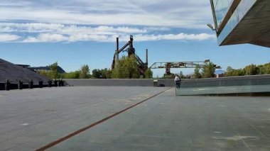 Bagnoli, Campania, İtalya, 12 Ekim 2025: FAI Güz Günleri boyunca eski İtalyan çelik fabrikasının terk edilmiş sanayi bölgesinde açık otobüs turu.