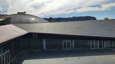 Bagnoli, Campania, İtalya, 12 Ekim 2025: FAI Güz Günleri boyunca eski İtalyan çelik fabrikasının terk edilmiş sanayi bölgesinde açık otobüs turu.