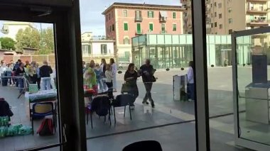 Bagnoli, Campania, İtalya, 12 Ekim 2025: FAI Güz Günleri boyunca eski İtalyan çelik fabrikasının terk edilmiş sanayi bölgesinde açık otobüs turu.