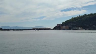 Bagnoli, Campania, İtalya 12 Ekim 2025: Eski Ilva çelik fabrikasının iskelesi, şimdi İtalyan