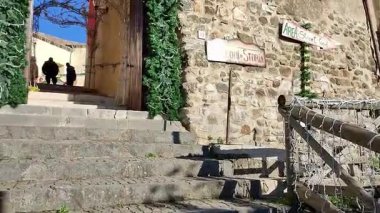 Ceppaloni, Campania, İtalya 29 Kasım 2025 Sefpaloni Şatosu 'nda Noel, köye ve nehir vadisine bakan Norman Şatosu' ndaki Noel Pazarı 'nda çocuk gösterileri, sokak sanatçıları, yemek ve yerel ürünlerle büyülendim.