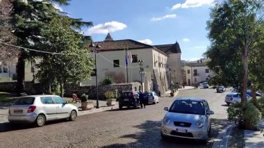 Ceppaloni, Campania, İtalya, 29 Kasım 2025: Köy ve Sabato nehir vadisine bakan 11. yüzyıla dayanan Norman şatosu