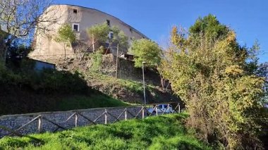 Ceppaloni, Campania, İtalya, 29 Kasım 2025: Köy ve Sabato nehir vadisine bakan 11. yüzyıla dayanan Norman şatosu